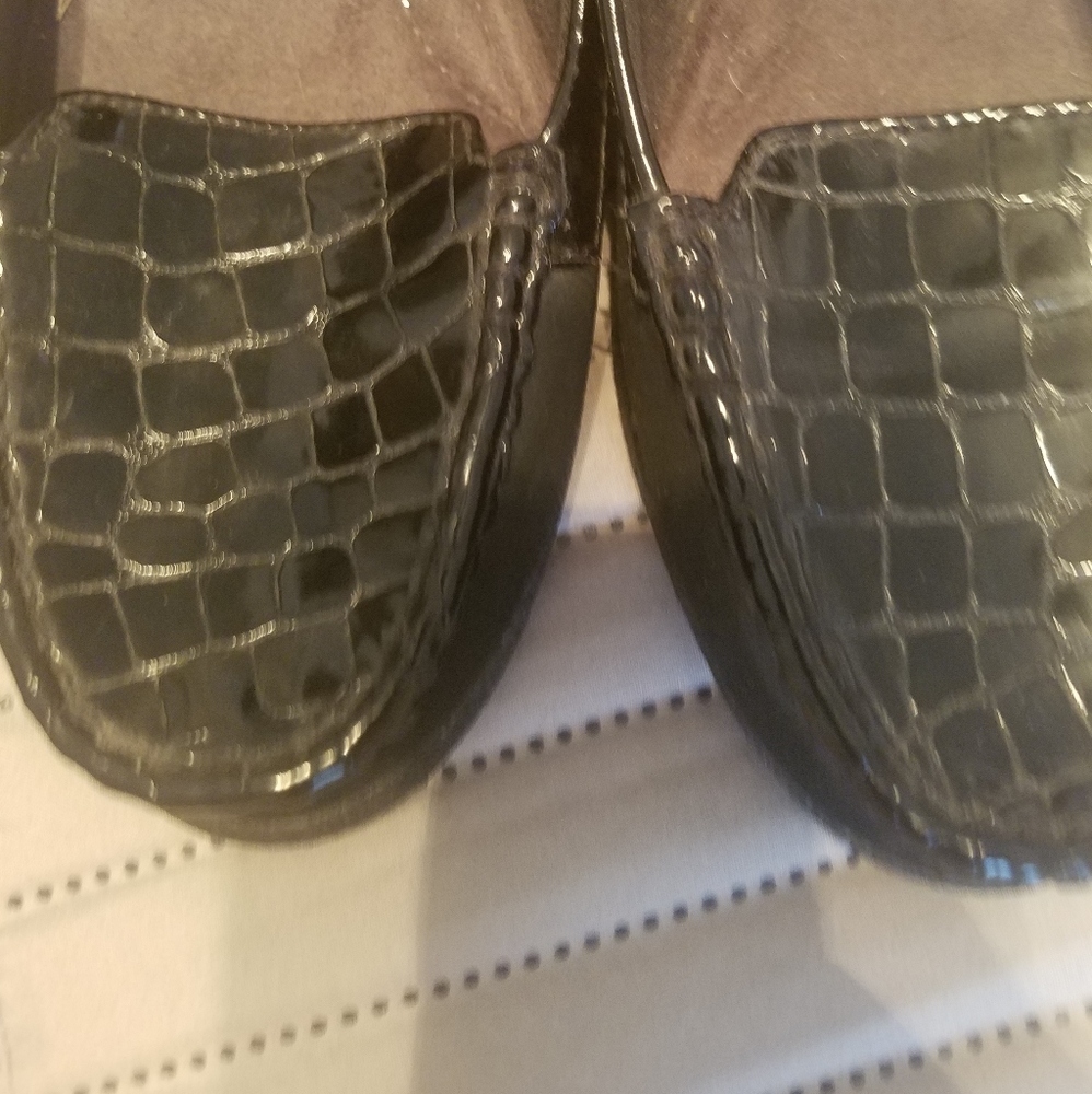 Black small wedge shoes